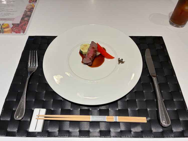 試食でいただいた黒毛和牛です。盛り付けがきれいで、とても美味しかったです。