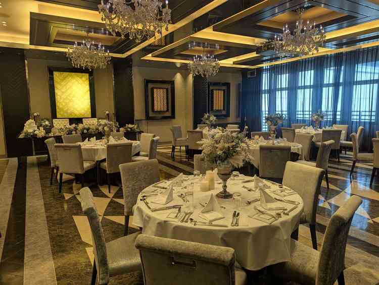 黒を基調としたチャペルとセットの披露宴会場。高級感があった。映像はスクリーンで上映。