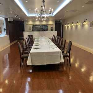 会場内の写真です。会場内にキッチンがあり、出来立ての料理を食べることができるところが印象的でした。