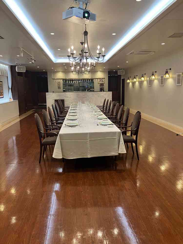 会場内の写真です。会場内にキッチンがあり、出来立ての料理を食べることができるところが印象的でした。