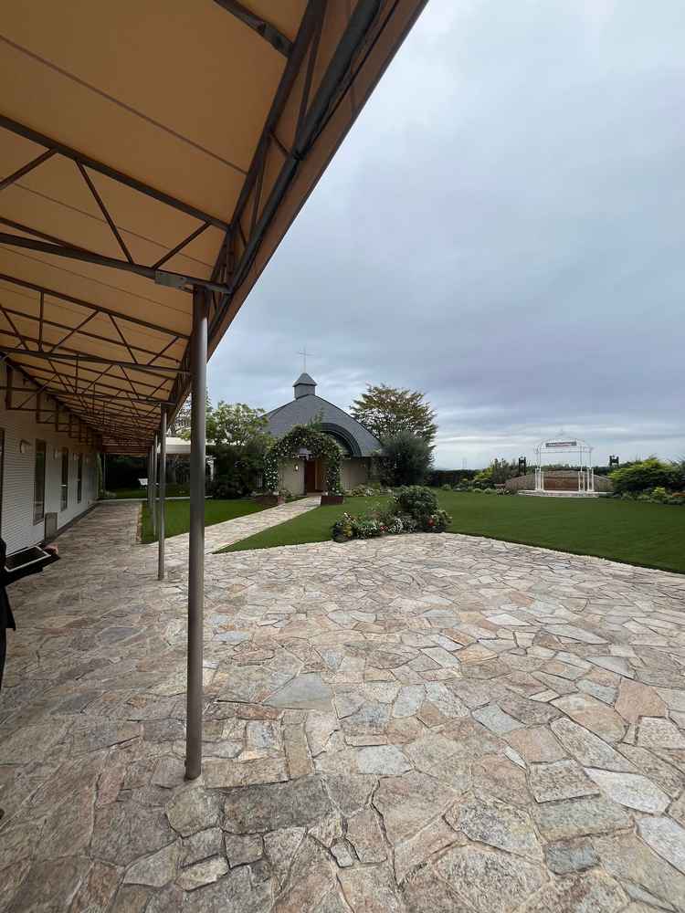 チャペルまでの道。雨の日でも屋根のあるルートを通ることができるため安心。