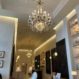 テラス前の通路です。大きなシャンデリアがゴージャスで貴族の気分になれました。