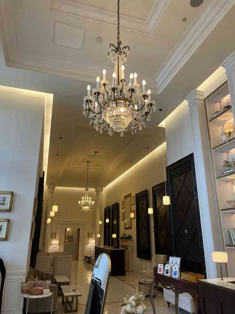 テラス前の通路です。大きなシャンデリアがゴージャスで貴族の気分になれました。