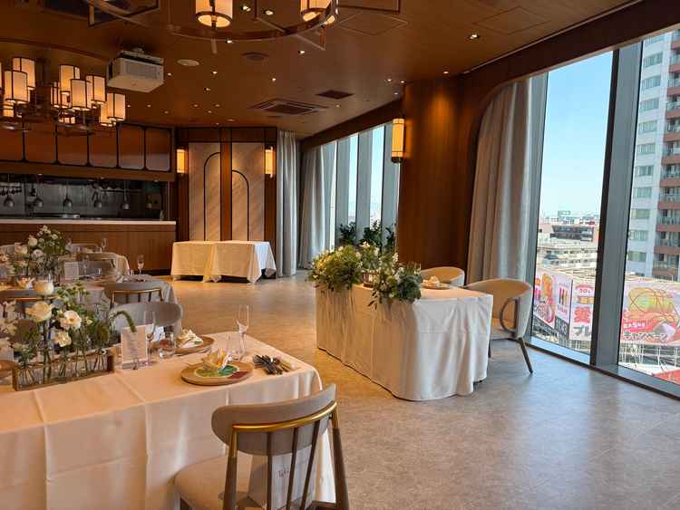 少人数用の披露宴会場です。オープンキッチンがステキで、リニューアル後とのことでとても綺麗でした。