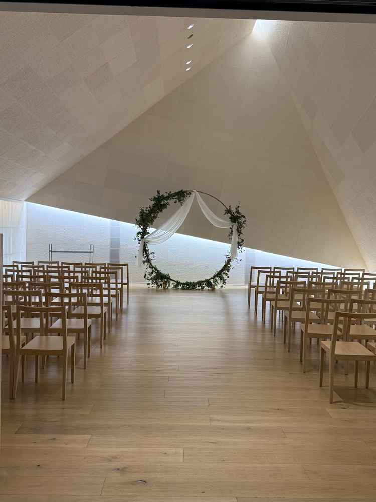 チャペルです。隈研吾の設計ならではのシンプルなのにものすごい雰囲気を感じられる空間で圧巻でした。