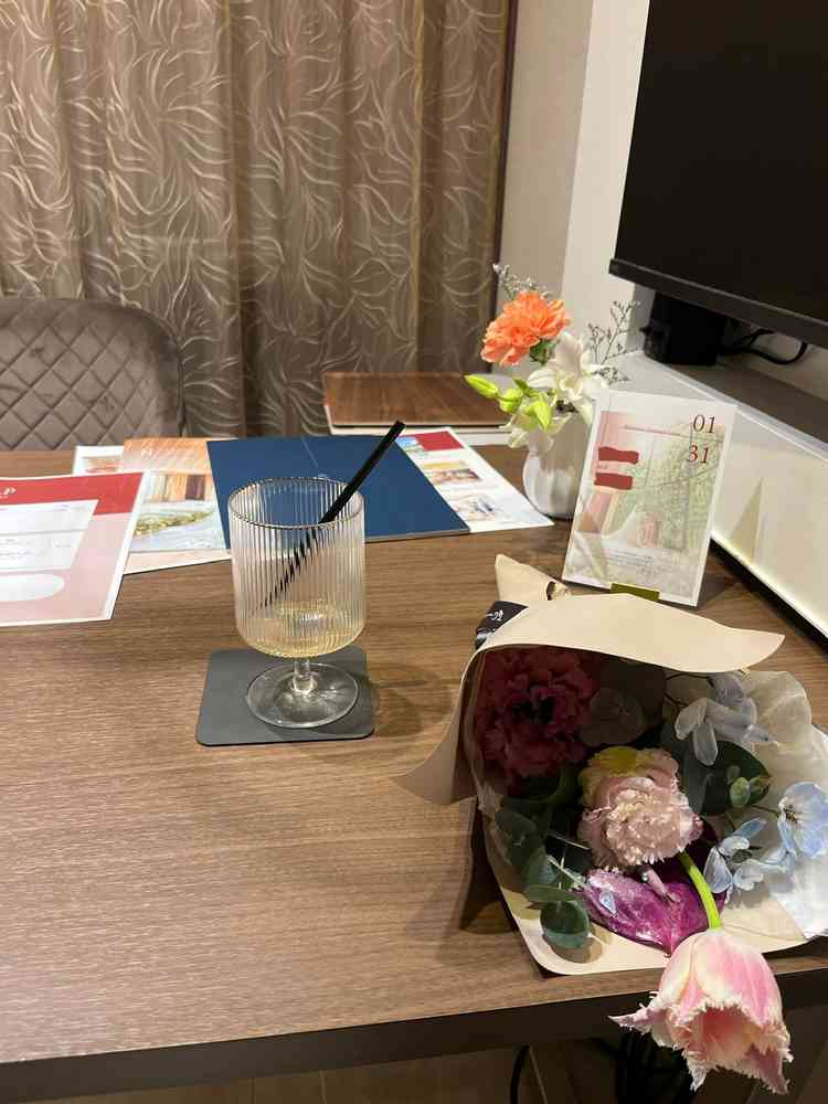 半個室のスペースで、式場について相談しました。