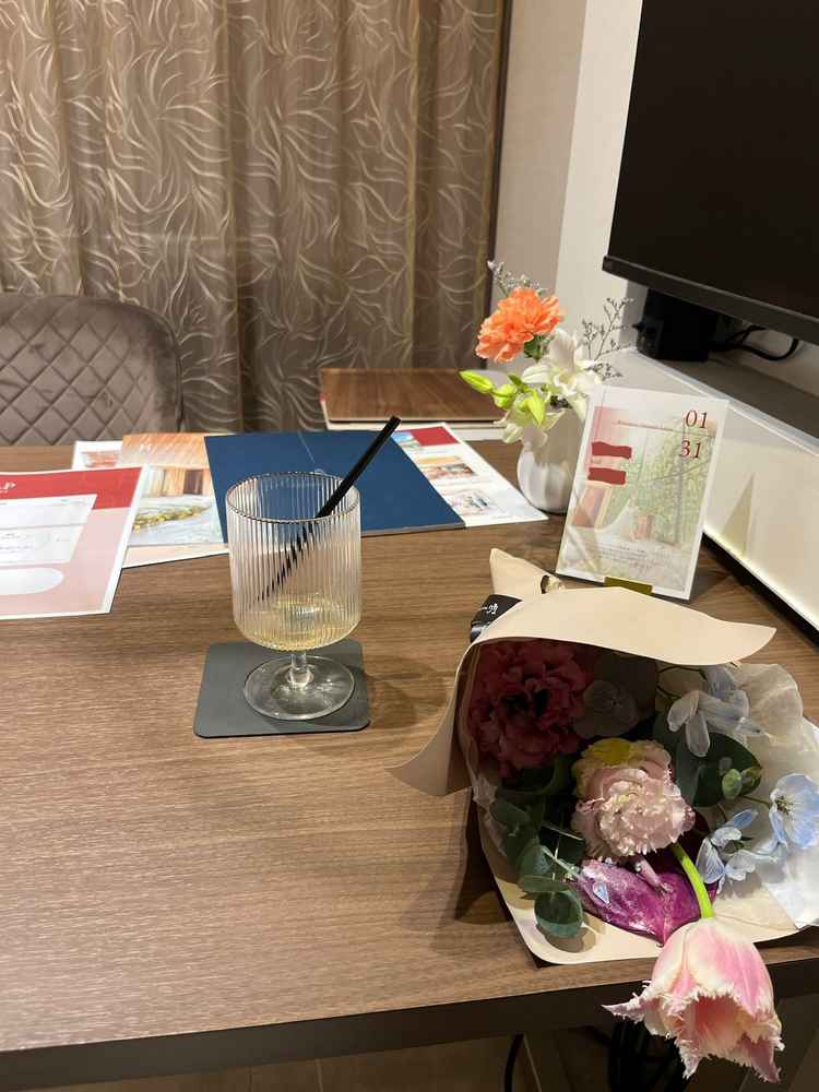 半個室のスペースで、式場について相談しました。