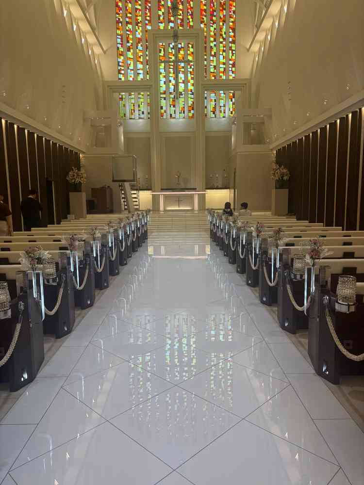 赤色系のチャペルも素敵なステンドガラスでした。