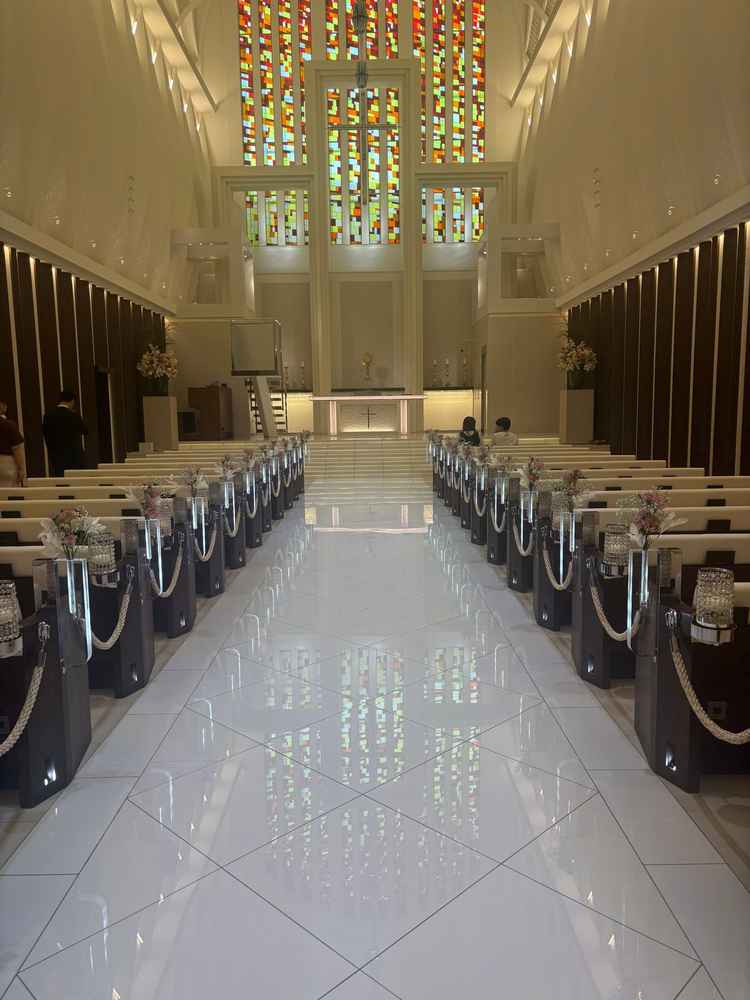 赤色系のチャペルも素敵なステンドガラスでした。