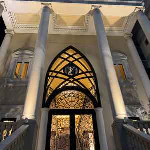 外からの様子です。晴れの日はここでフラワーシャワーができるそうです。夜の雰囲気も素敵でした。