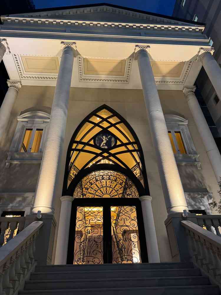 外からの様子です。晴れの日はここでフラワーシャワーができるそうです。夜の雰囲気も素敵でした。