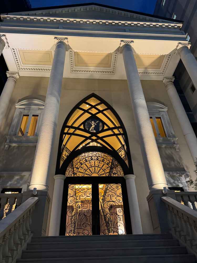 外からの様子です。晴れの日はここでフラワーシャワーができるそうです。夜の雰囲気も素敵でした。