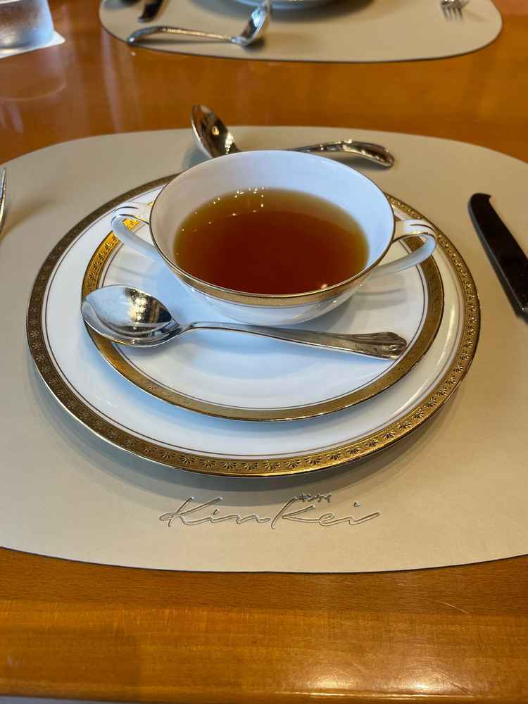 伝統のコンソメスープは普通のコンソメスープとは違いとても美味しかったです。