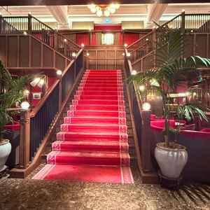 パンフレットでも1番印象的な階段の写真です。赤と白のウェディングドレスがよく映える場所でした。