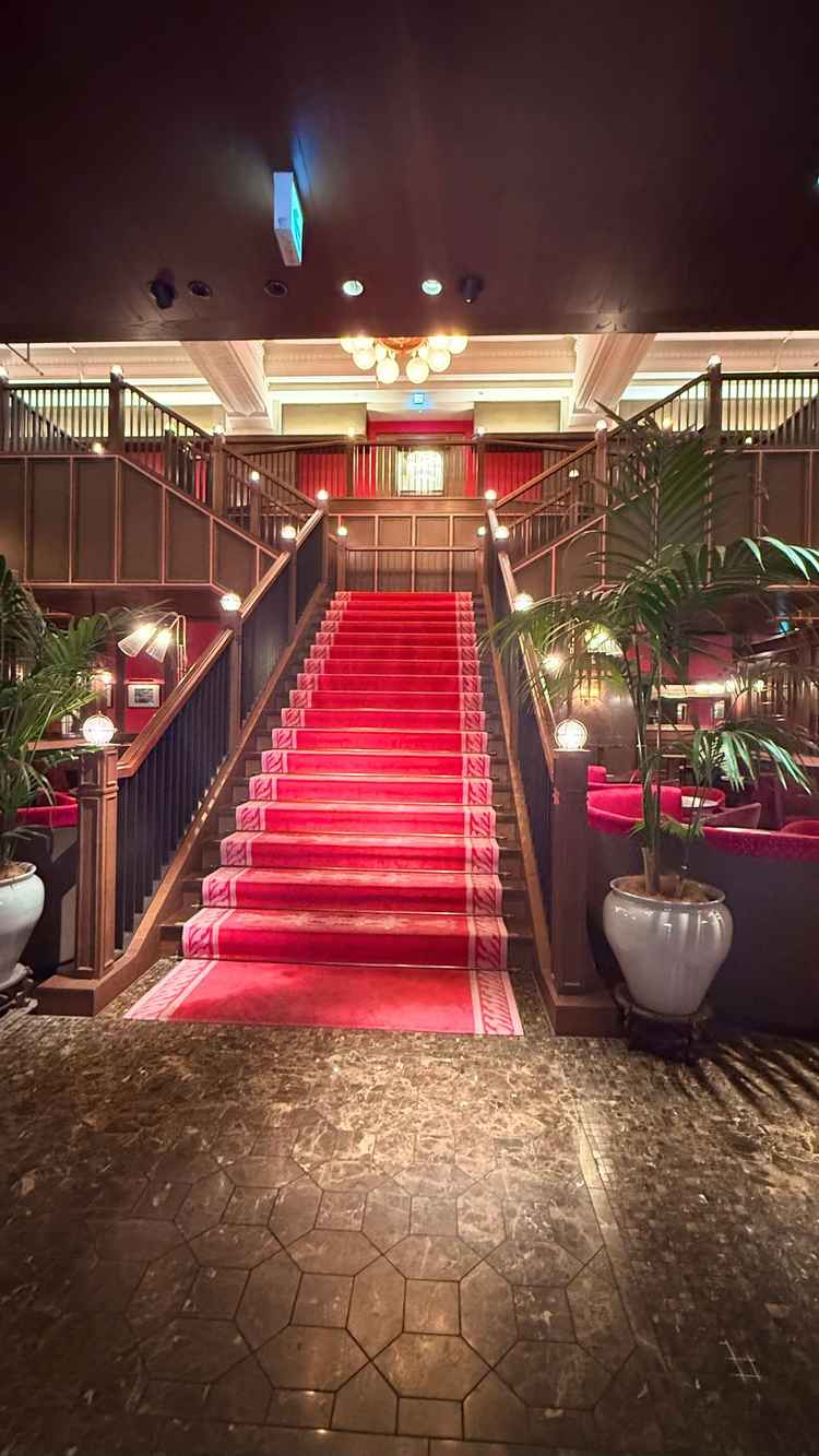 パンフレットでも1番印象的な階段の写真です。赤と白のウェディングドレスがよく映える場所でした。