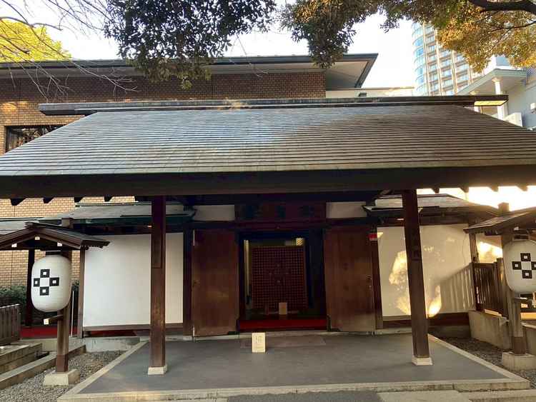 神殿へ向かう際の入り口にある門で、雰囲気が良く白無垢や和服とマッチするフォトスポットだと思いました。