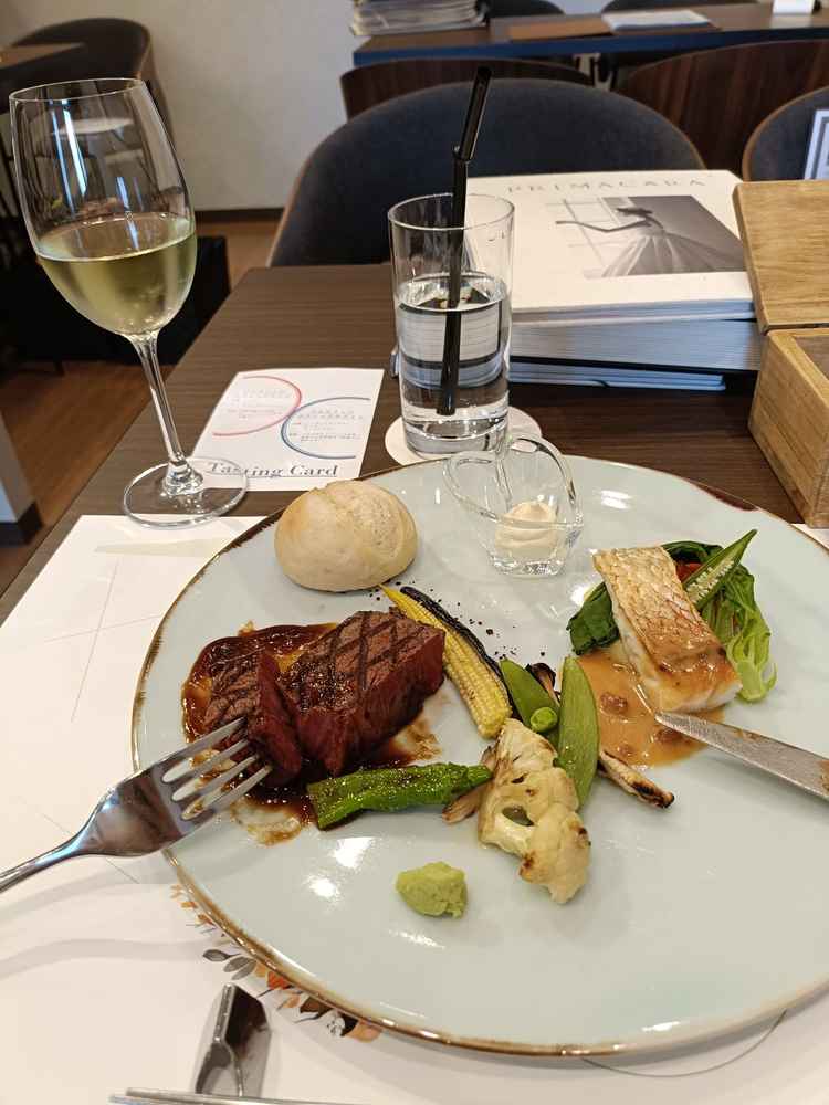 写真集を見ながら料理の試食ができました。ワインのテイスティングもあり、美味しかったです。