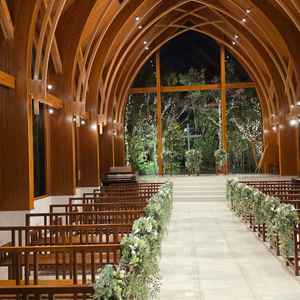 外の光が差し込むチャペル。ちゃんと木の香りがして心が安らいだ。