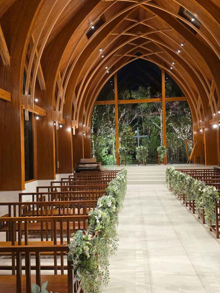 外の光が差し込むチャペル。ちゃんと木の香りがして心が安らいだ。