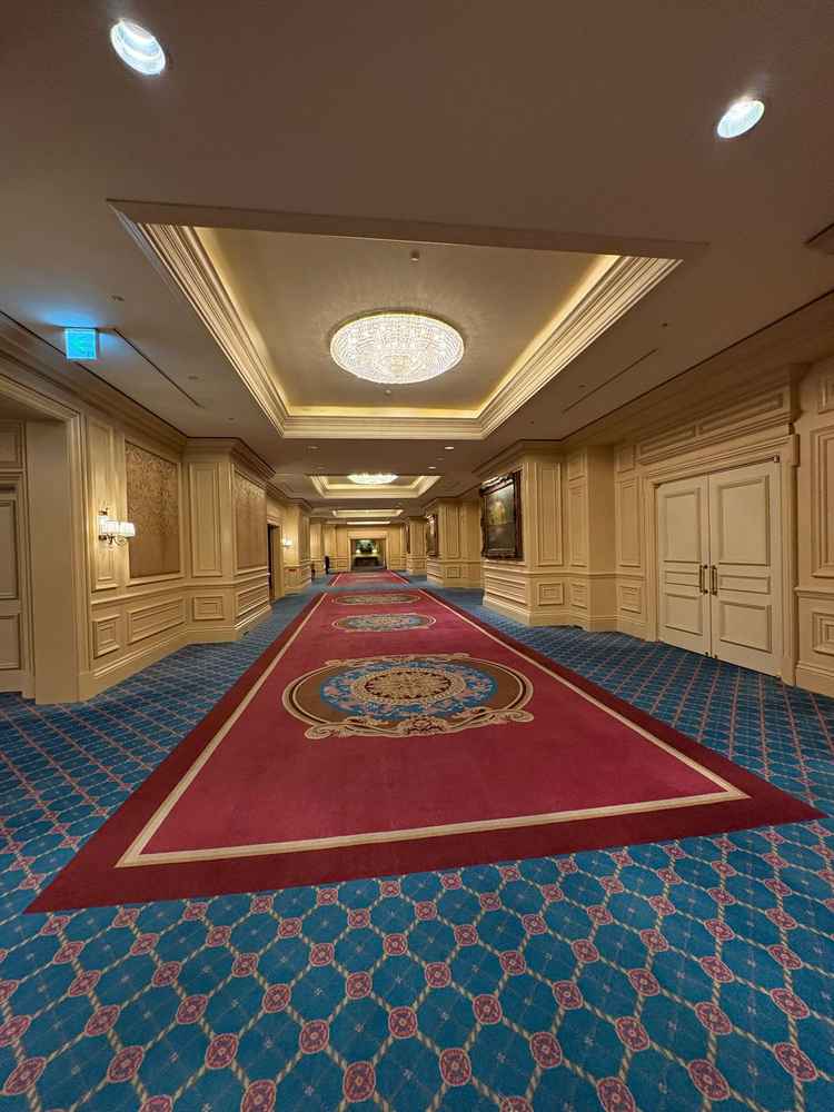 廊下がとても広く素敵でした。披露宴中はフロア貸切なのもよかったです。