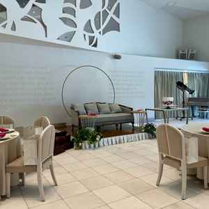 ソファ席。下に段があるので後方のゲストも新郎新婦を見やすそうです。