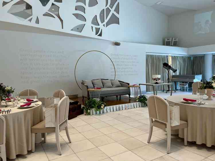 ソファ席。下に段があるので後方のゲストも新郎新婦を見やすそうです。