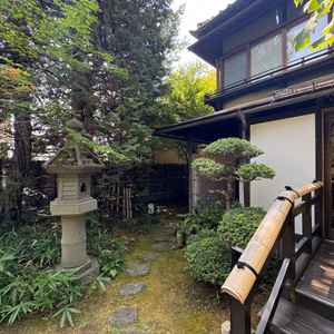 チャペルへ移動するまでの道も和な造りで素敵でした