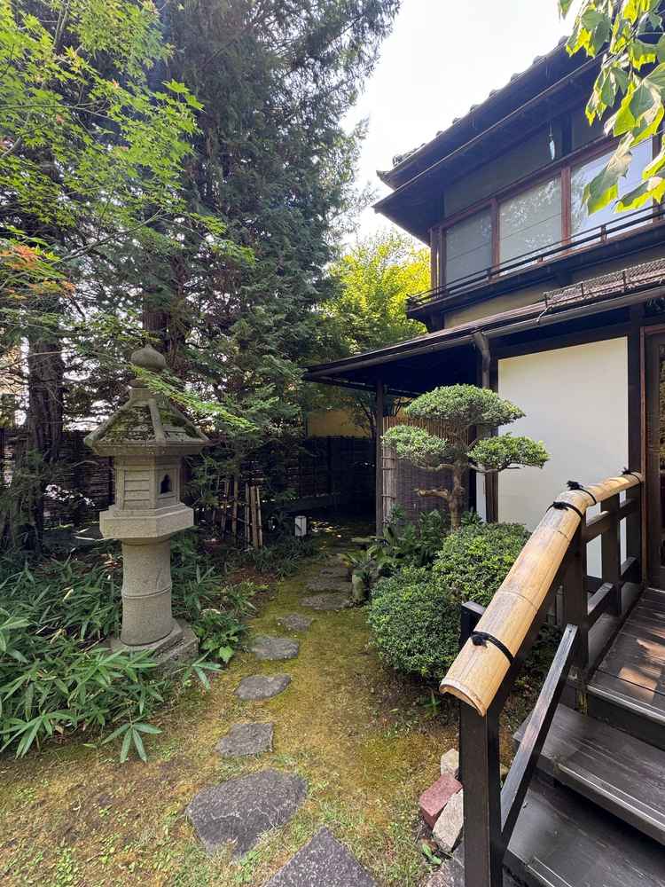 チャペルへ移動するまでの道も和な造りで素敵でした