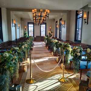 自然光が入ってくるとても綺麗なチャペルです。あたたかい雰囲気でした。