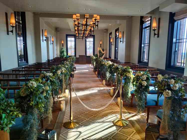 自然光が入ってくるとても綺麗なチャペルです。あたたかい雰囲気でした。