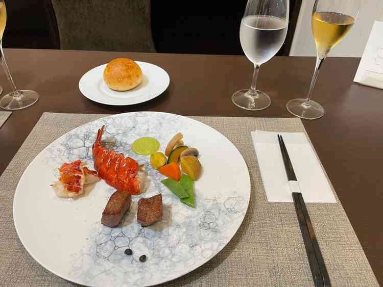 素材の味を活かしつつも、ソースや調味料にこだわりを感じる食事です。