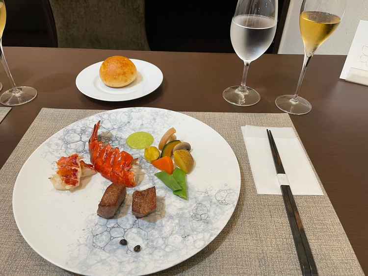 素材の味を活かしつつも、ソースや調味料にこだわりを感じる食事です。