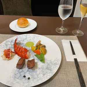 素材の味を活かしつつも、ソースや調味料にこだわりを感じる食事です。