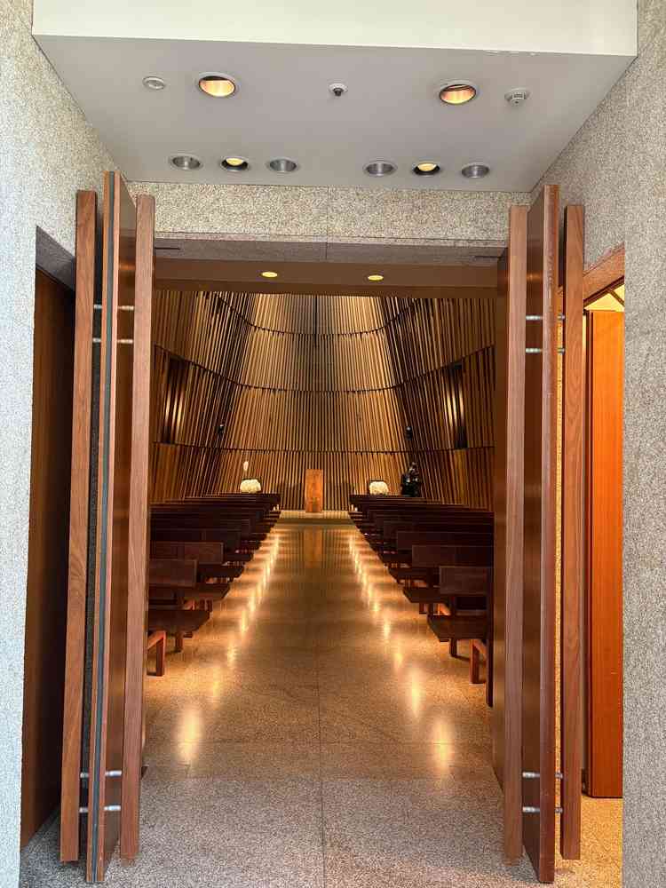 チャペル入口。椅子の裏に電気が付いているそうで、バージンロードに反射する光が綺麗だった。