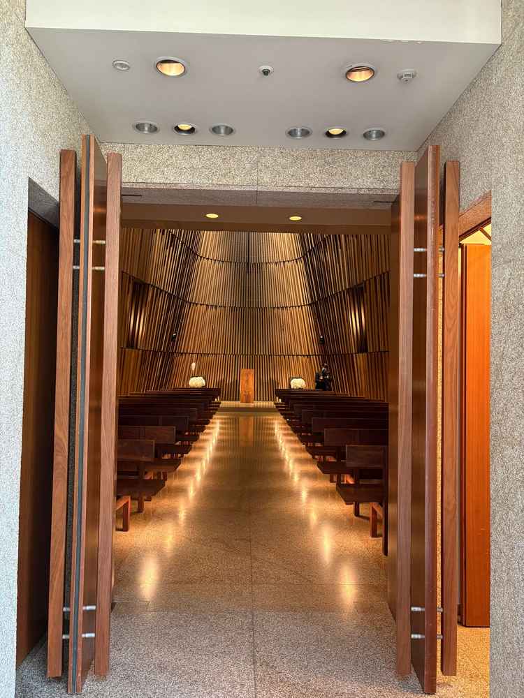 チャペル入口。椅子の裏に電気が付いているそうで、バージンロードに反射する光が綺麗だった。