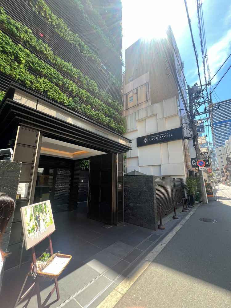 外からの外観です。北新地駅から徒歩5分ぐらいの好アクセスで、突然現れた印象です。