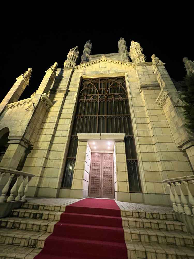 まさに結婚式場という外観の建物。