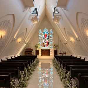 白亜のチャペルです。ステンドグラスが美しく、建物のデザインも唯一無二だと感じました。