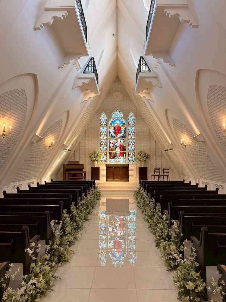 白亜のチャペルです。ステンドグラスが美しく、建物のデザインも唯一無二だと感じました。