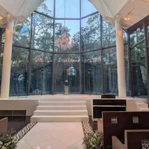 チャペル内部。あかるすぎない光の加減と水の音が落ち着く空間を作り出していた。