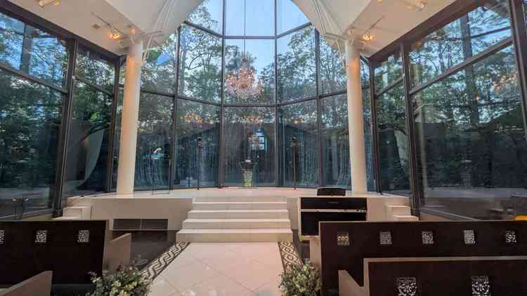 チャペル内部。あかるすぎない光の加減と水の音が落ち着く空間を作り出していた。