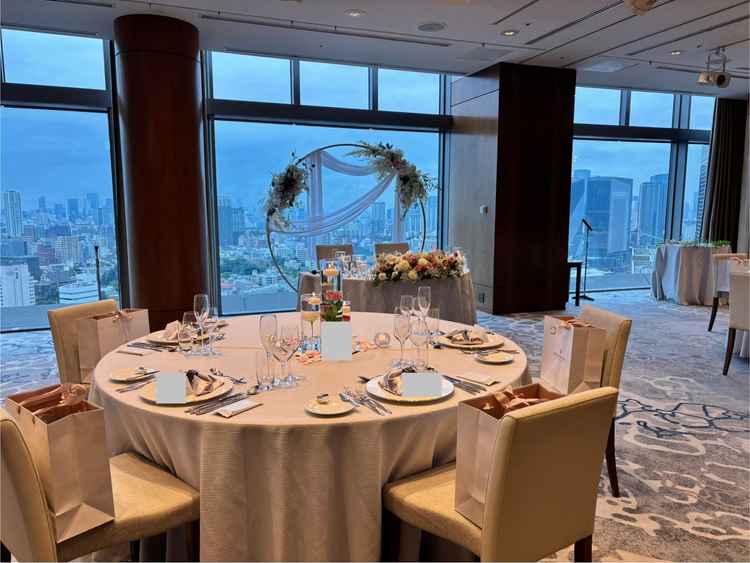 披露宴会場。こちらも窓が大きく眺望が良い。内装もセンスが良く、お花がたくさん使われていて素敵だった。