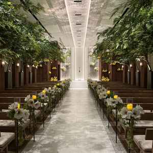 緑とキャンドルに包まれた挙式会場で、自然で温かみのある印象を感じた。席数も多くゆったり座れそうだった