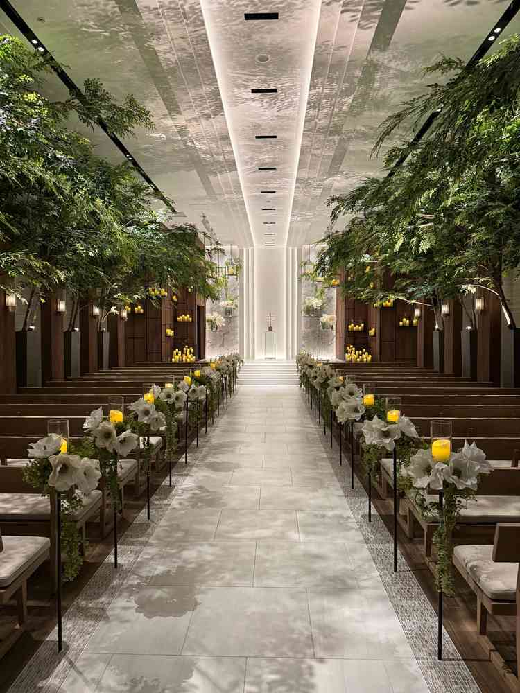 緑とキャンドルに包まれた挙式会場で、自然で温かみのある印象を感じた。席数も多くゆったり座れそうだった