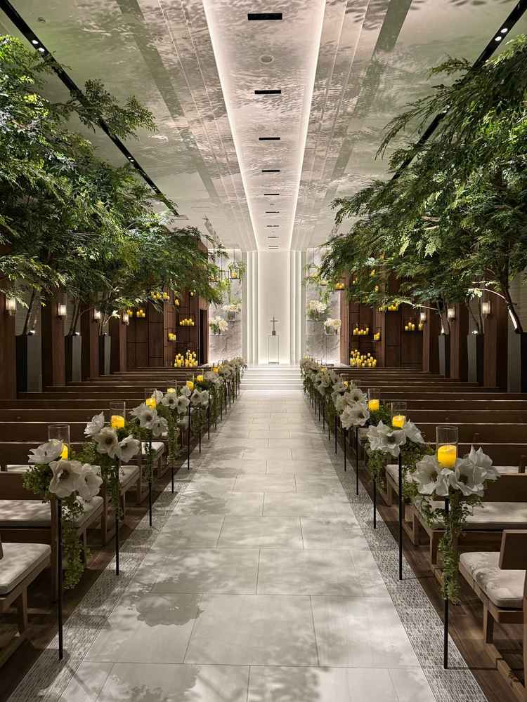 緑とキャンドルに包まれた挙式会場で、自然で温かみのある印象を感じた。席数も多くゆったり座れそうだった