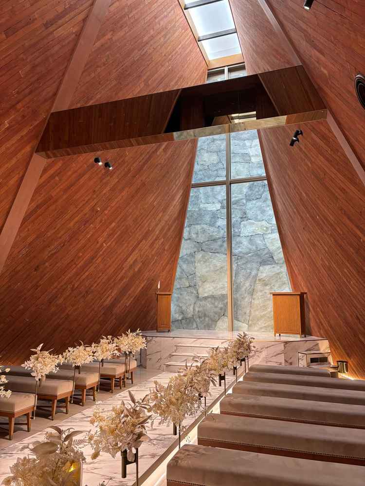 改装前のチャペル。天井が10メートルほどあり、開放感がありました。