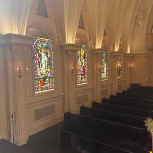 サイドのステンドグラスが綺麗。また、ゲストが撮影した時にステンドグラスが背景になるのも良い