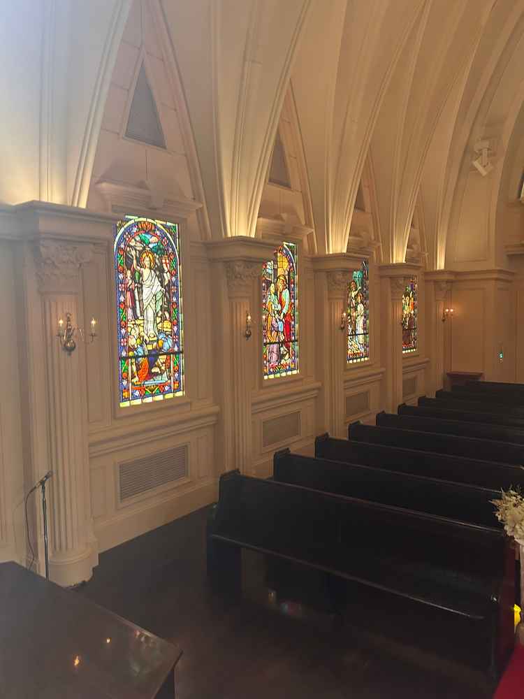 サイドのステンドグラスが綺麗。また、ゲストが撮影した時にステンドグラスが背景になるのも良い