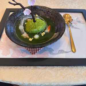 抹茶のアイスと木がチョコレートになっているデザートの写真