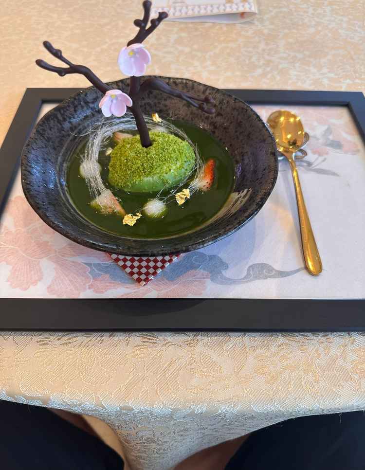 抹茶のアイスと木がチョコレートになっているデザートの写真